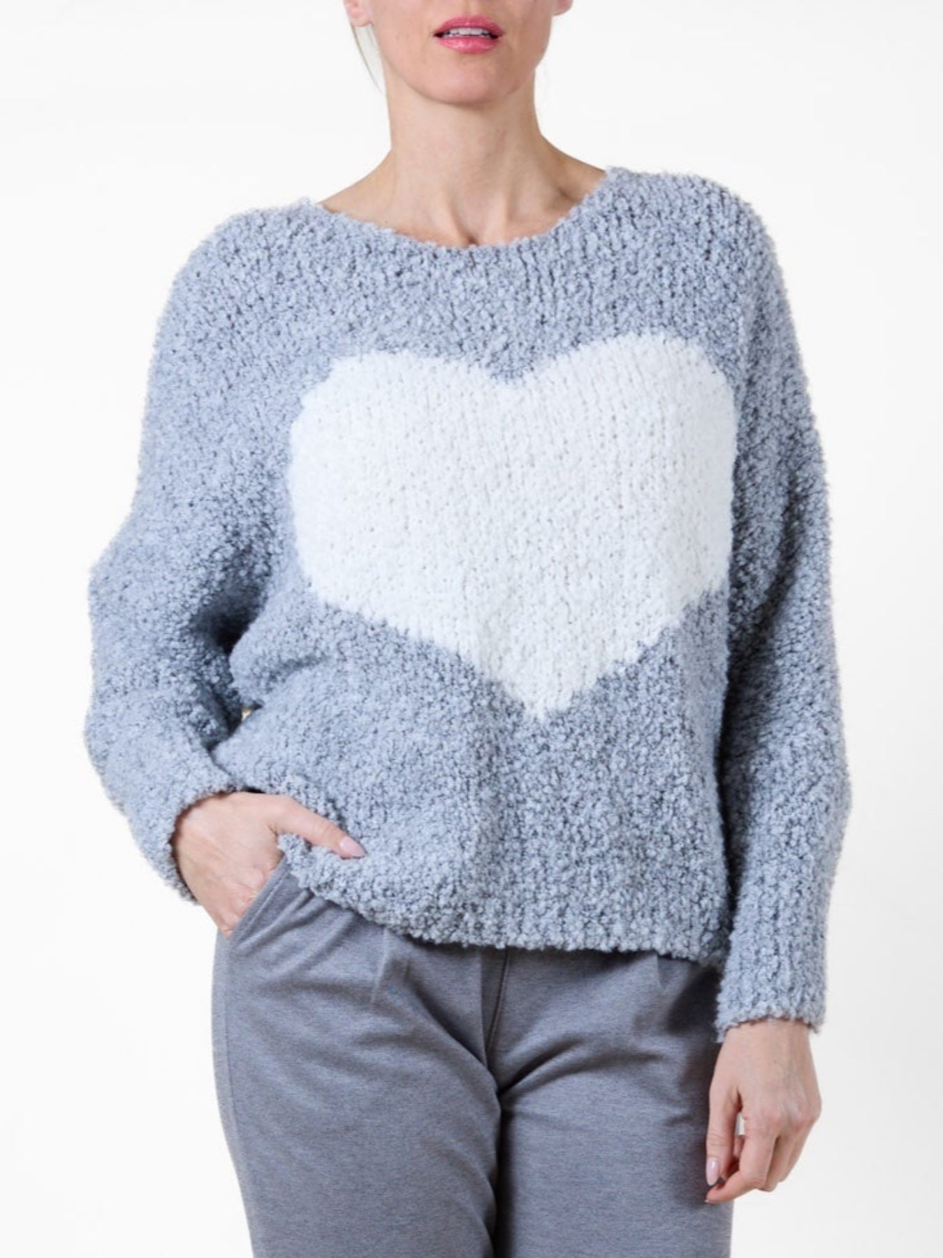 Chandail gris en chenille à encolure dégagée avec grand cœur