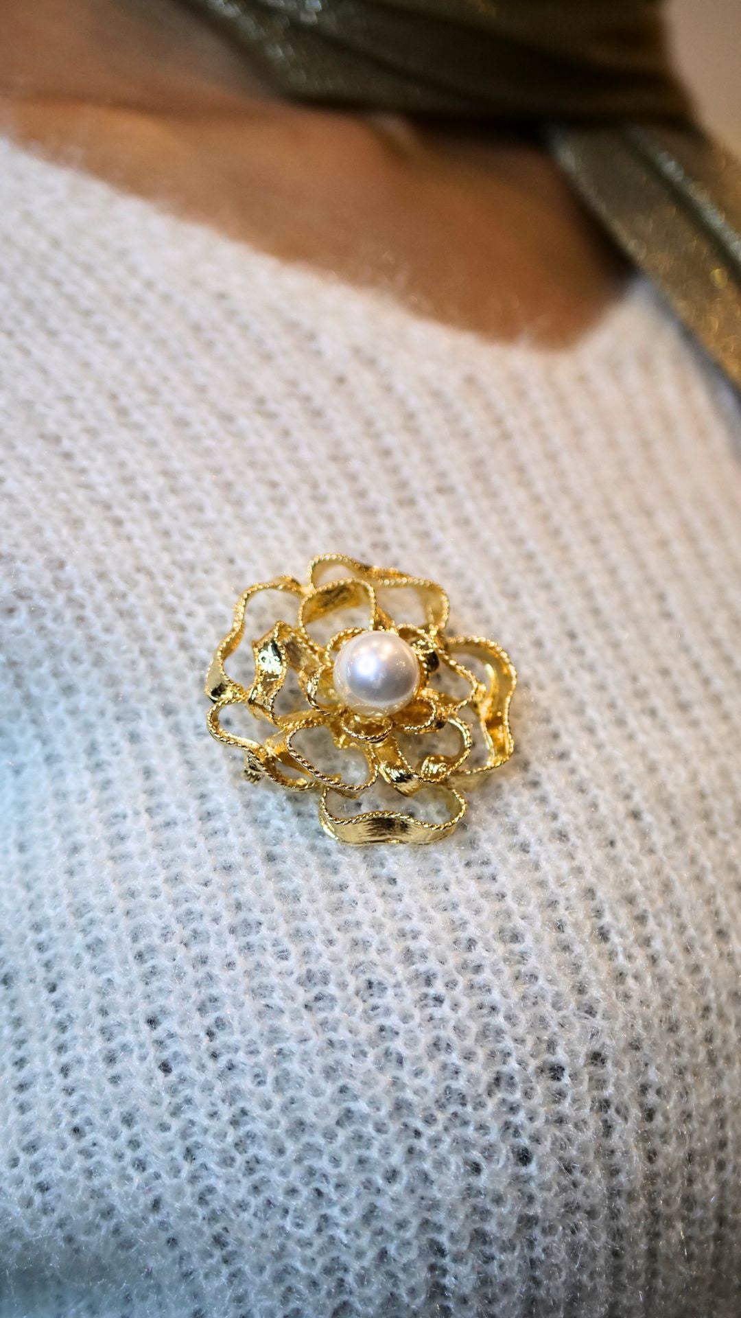 Broche Florale Abstraite Dorée avec Centre en Perle