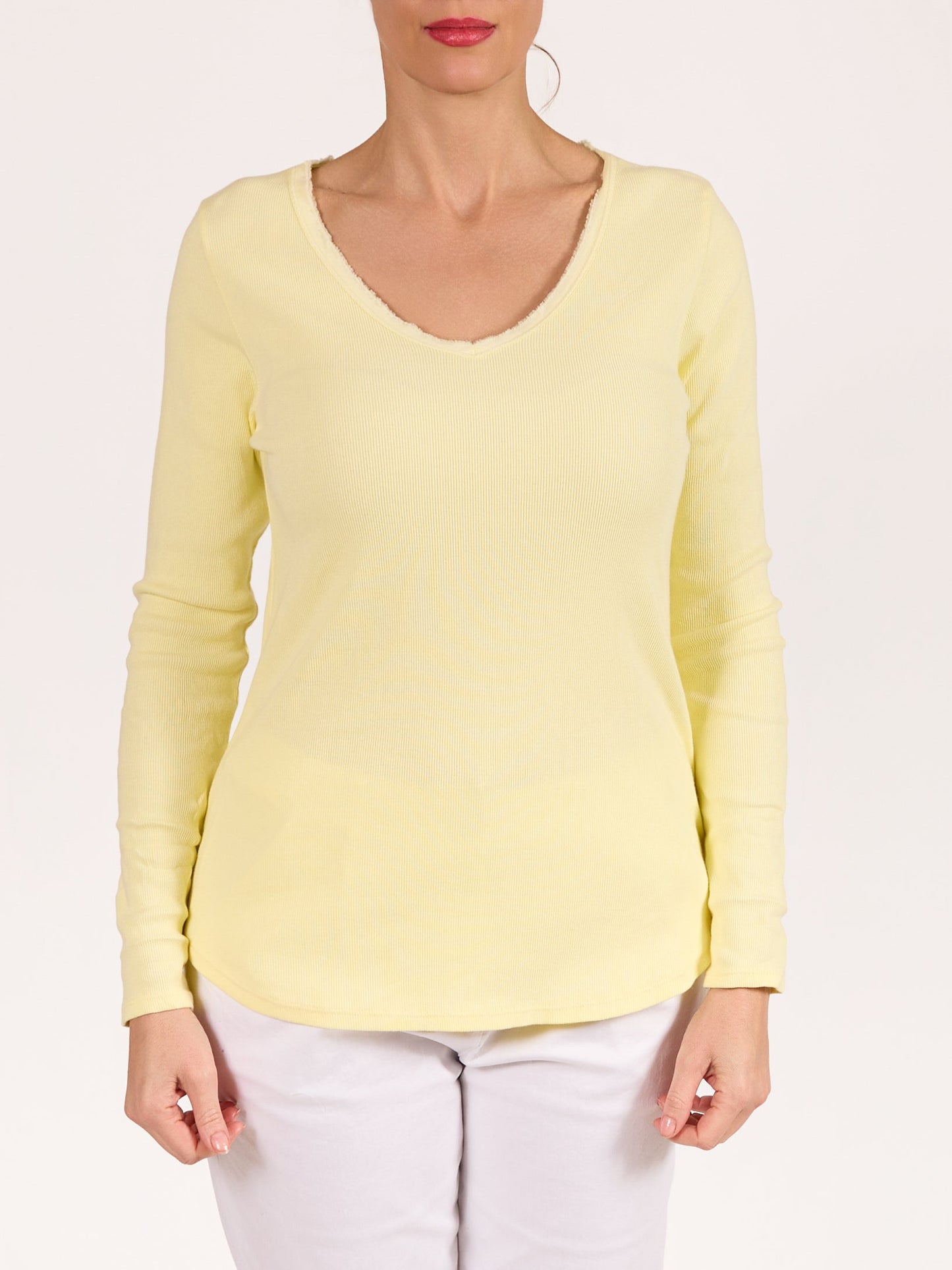 Pull doux col en V jaune