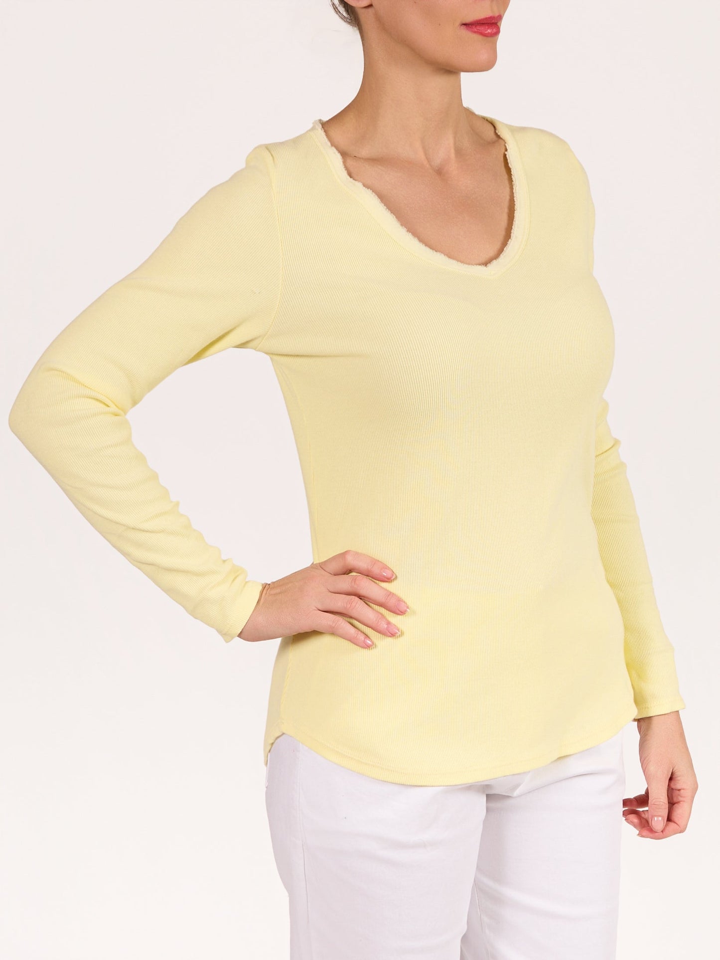 Pull doux col en V jaune