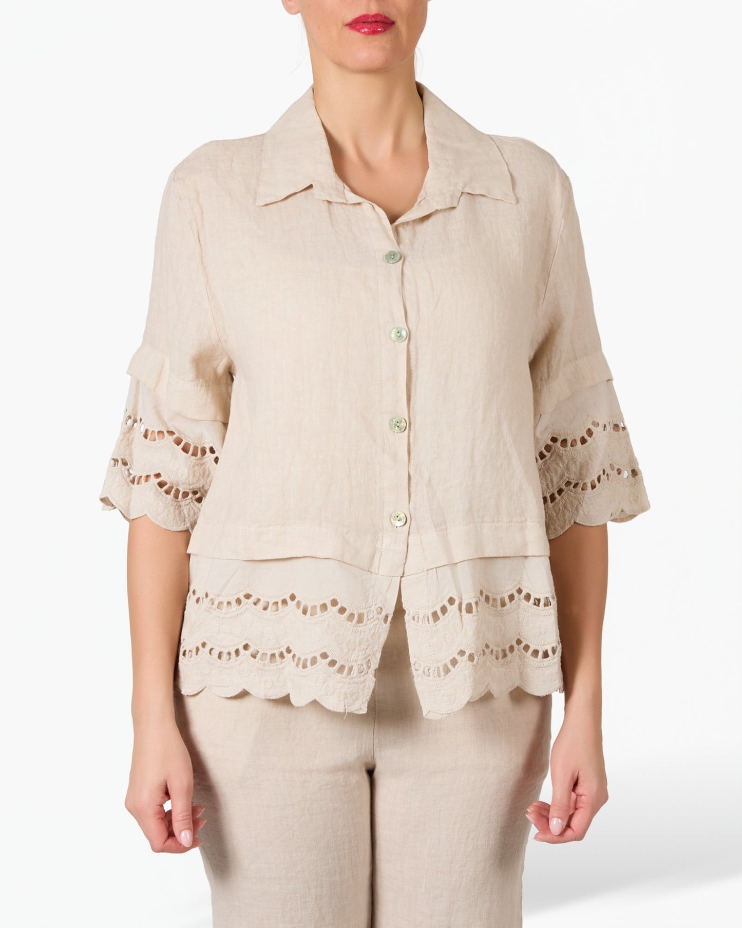 Blouse beige en lin et dentelle boutonnée à l’avant