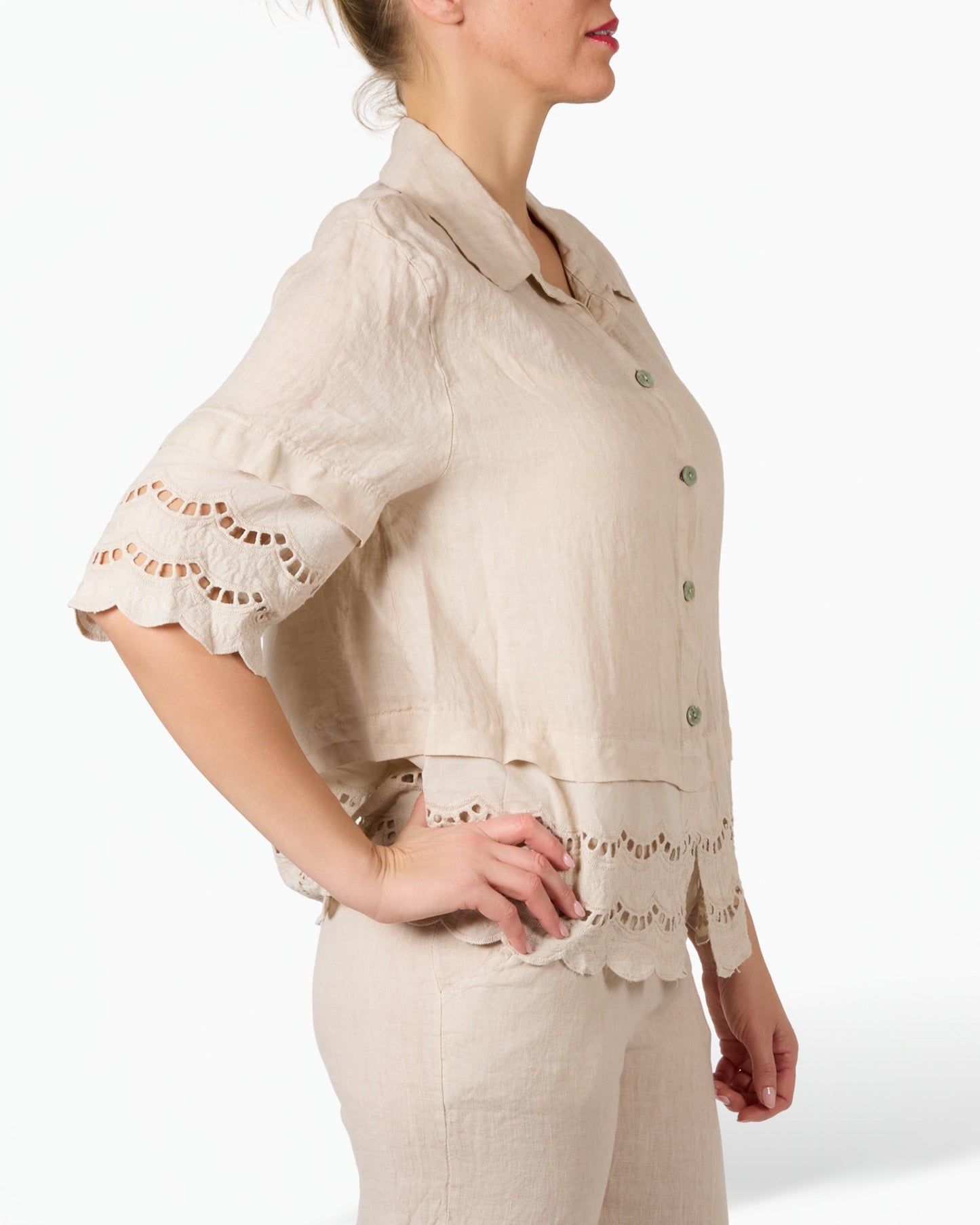 Blouse beige en lin et dentelle boutonnée à l’avant