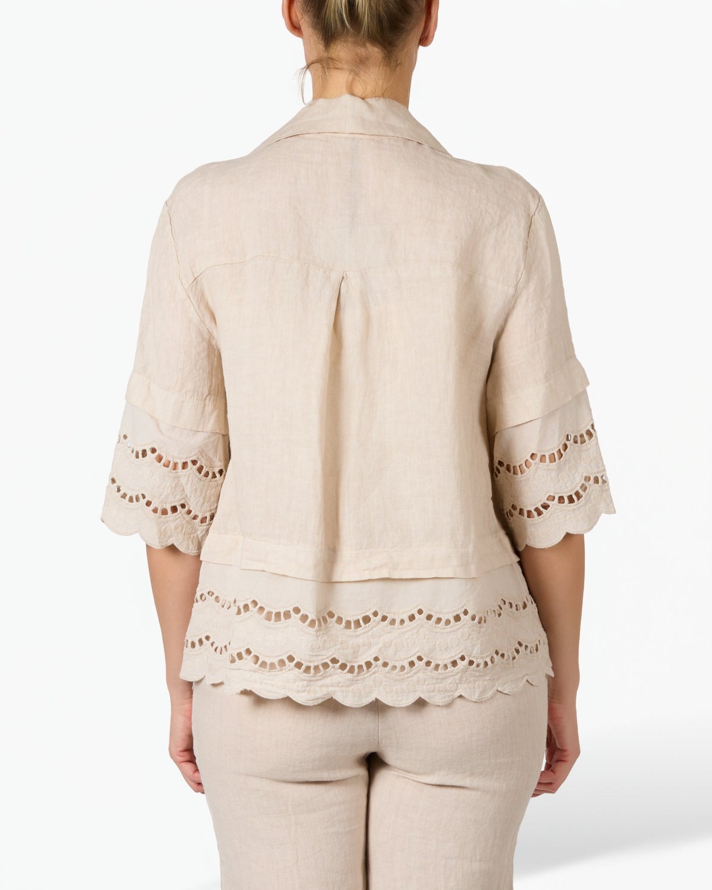 Blouse beige en lin et dentelle boutonnée à l’avant