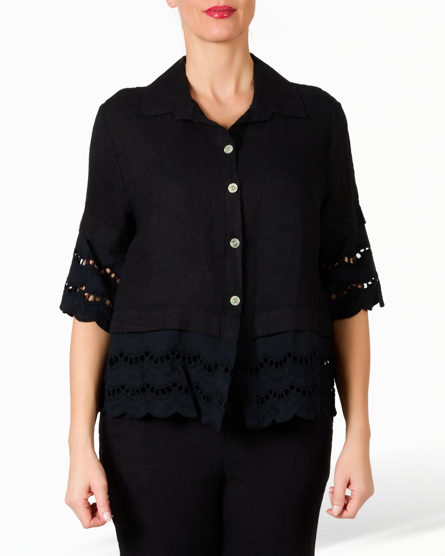 Blouse noire en lin et dentelle boutonnée