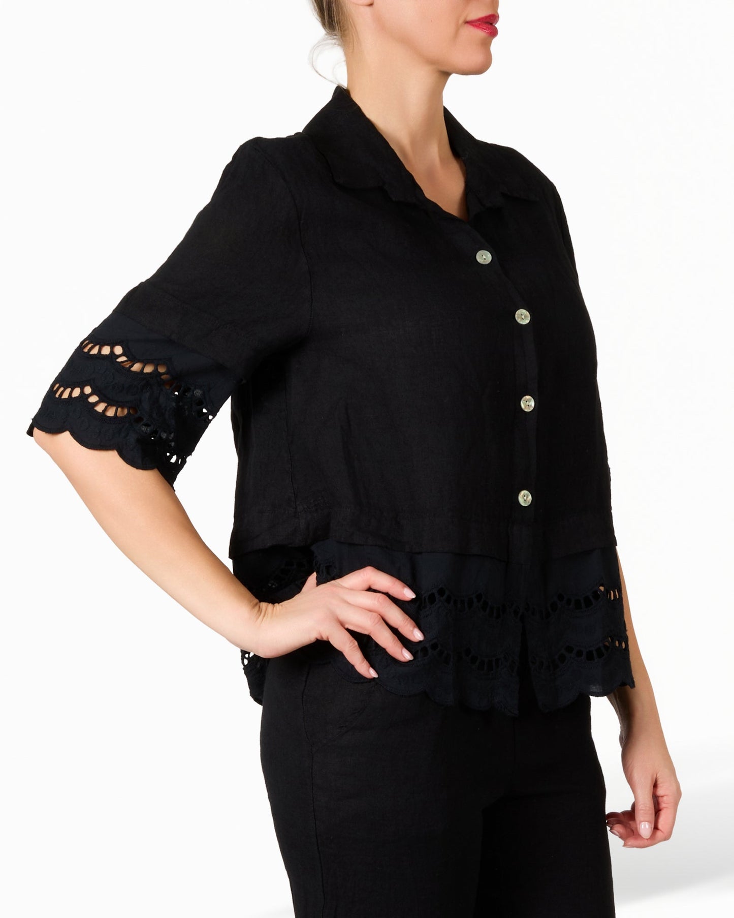 Blouse noire en lin et dentelle boutonnée