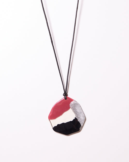 Collier cordon noir, rouge et argent à formes abstraites